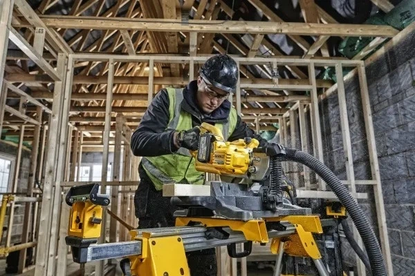 Пила торцювальна DeWalt 54V Flexvolt 216 мм з 2 акумуляторами 6 Аг (DCS777T2-QW) - зображення 8