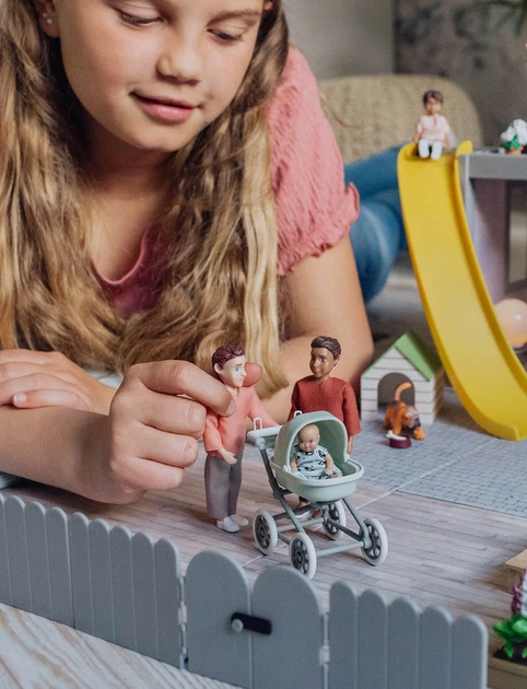 Набір ляльок Lundby тато з немовлям та коляскою (60-8083-00) - Фото 7 Набір ляльок Lundby тато з немовлям та коляскою (60-8083-00) - зображення 7