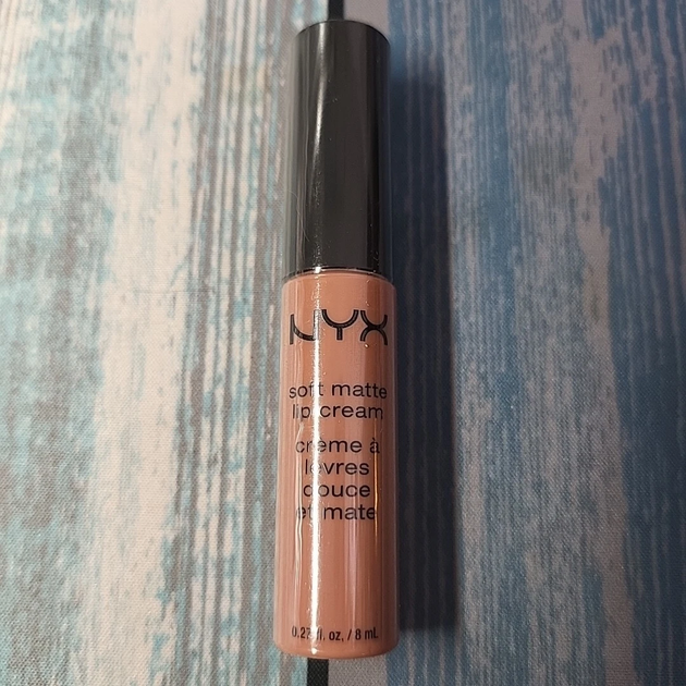 Жидкая помада с матовым финишем Nyx Soft Matte Lip Cream Stockholm SMLC02 бежевый 8 мл - изображение 4