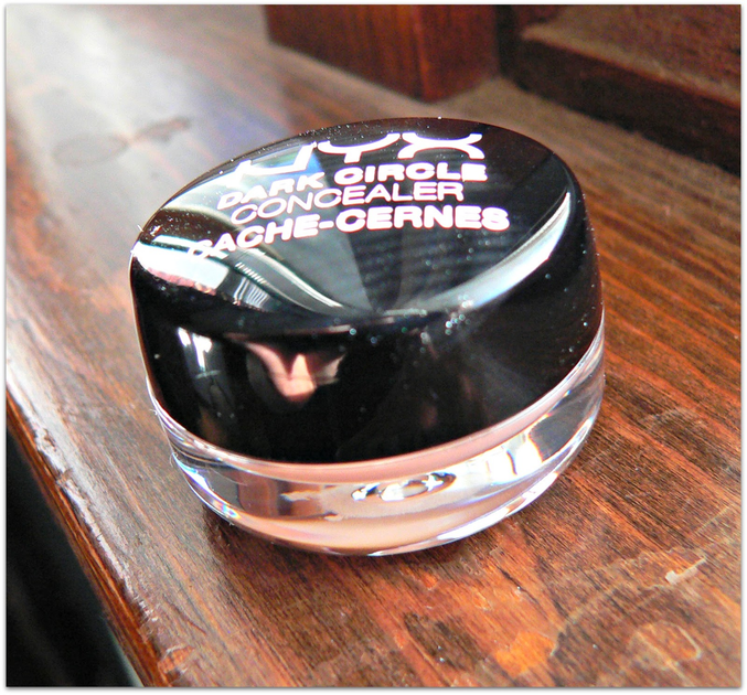 Пигментированный консилер маскирующий темные круги под глазами NYX Professional Makeup Dark Circle Concealer оттенок Fair DCC01 - изображение 9