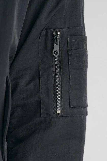 Чоловічий чорний бомбер OVERSIZED FLIGHT BOMBER JACKET Gant L 7006363 - Фото 5 Чоловічий чорний бомбер OVERSIZED FLIGHT BOMBER JACKET Gant L 7006363 - изображение 5