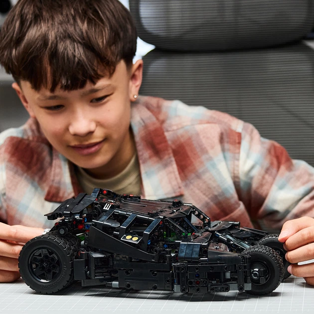 Zestaw klocków LEGO Technic Batmobile Tumbler 719 elementów (42239) - obraz 7