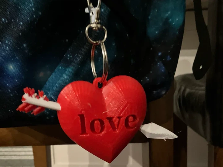 Брелок у формі серця пронизаного стрілою з написом love. Aivory - Фото 1 Брелок у формі серця пронизаного стрілою з написом love. Aivory - изображение 1