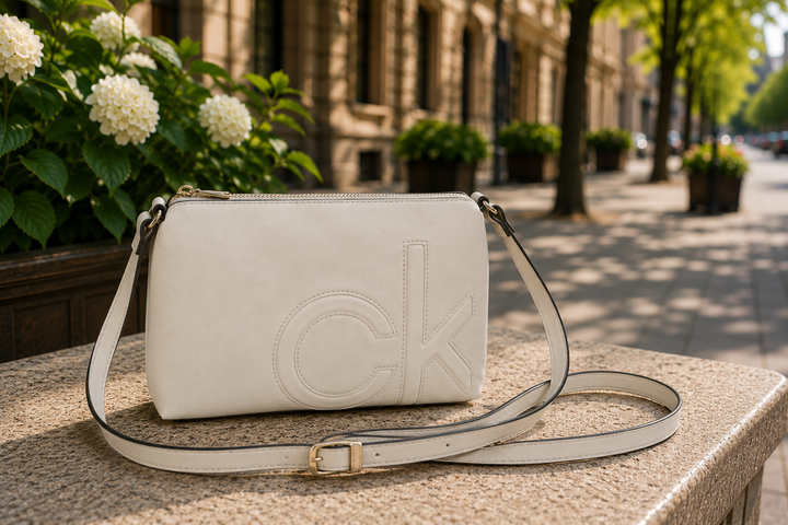 Сумка жіноча Calvin Klein з пильником кремова - Фото 4 Сумка жіноча Calvin Klein з пильником кремова - зображення 4