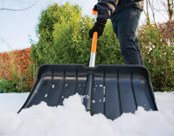 Скріпер для прибирання снігу Fiskars SnowXpert™ (1062828) - Фото 7 Скріпер для прибирання снігу Fiskars SnowXpert™ (1062828) - зображення 7