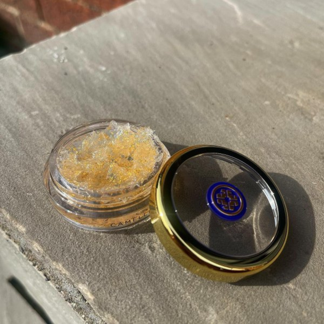 Бальзам для губ Tatcha Camellia Gold Spun Lip Balm 6 г - Фото 7 Бальзам для губ Tatcha Camellia Gold Spun Lip Balm 6 г - зображення 7
