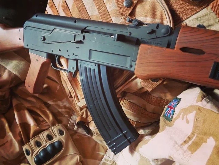 Страйкбольний автомат Калашнікова АК-47 Cyma Р47 з лазером та ліхтарем на пластикових кульках 6мм. Коричневий - Фото 4 Страйкбольний автомат Калашнікова АК-47 Cyma Р47 з лазером та ліхтарем на пластикових кульках 6мм. Коричневий - зображення 4