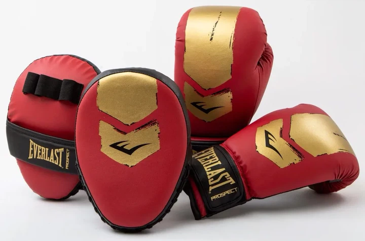Комплект боксерских перчаток шлема лап Everlast синтетическая кожа OSFM красный золотой - Фото 2 Комплект боксерских перчаток шлема лап Everlast синтетическая кожа OSFM красный золотой - изображение 2