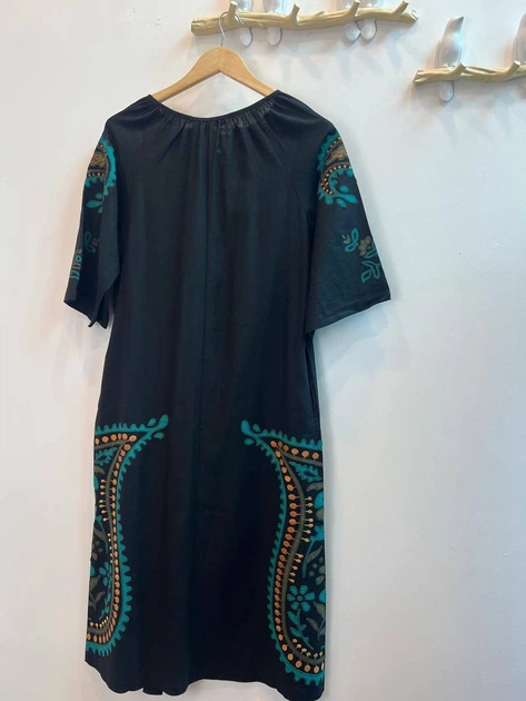Жіноча вишита сукня міді з кишенями та поясом SEAM MKSMV106/971 - 50/52, Чорний - зображення 7