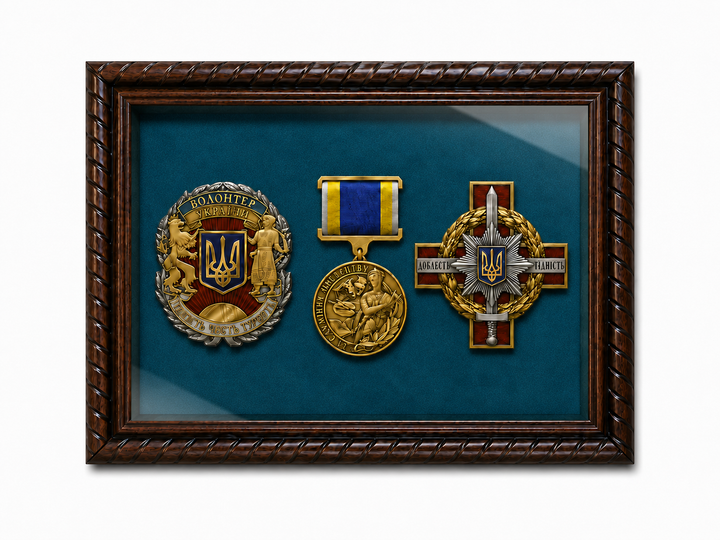Рамка для военных Медалей и Наград (150х200х34 мм.) Багет пластиковый с текстурой дерева AM-2034-B84 (с защитным Стеклом, Синей бархатной /велюровой обивкой, задником ДВП с креплениями на стену, и ножкой) BagetiKo - Фото 3 Рамка для военных Медалей и Наград (150х200х34 мм.) Багет пластиковый с текстурой дерева AM-2034-B84 (с защитным Стеклом, Синей бархатной /велюровой обивкой, задником ДВП с креплениями на стену, и ножкой) BagetiKo - изображение 3