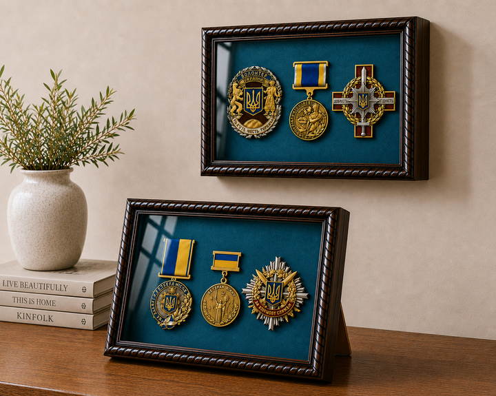Рамка для военных Медалей и Наград (150х200х34 мм.) Багет пластиковый с текстурой дерева AM-2034-B84 (с защитным Стеклом, Синей бархатной /велюровой обивкой, задником ДВП с креплениями на стену, и ножкой) BagetiKo - Фото 6 Рамка для военных Медалей и Наград (150х200х34 мм.) Багет пластиковый с текстурой дерева AM-2034-B84 (с защитным Стеклом, Синей бархатной /велюровой обивкой, задником ДВП с креплениями на стену, и ножкой) BagetiKo - изображение 6