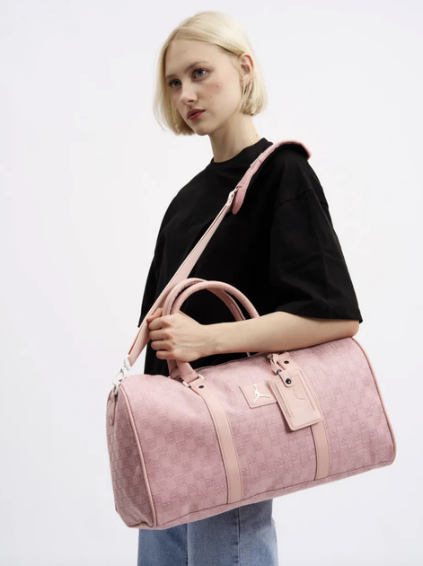 Спортивная сумка через плечо Jordan Duffle Monogram в розовом цвете. - Фото 1 Спортивная сумка через плечо Jordan Duffle Monogram в розовом цвете. - изображение 1