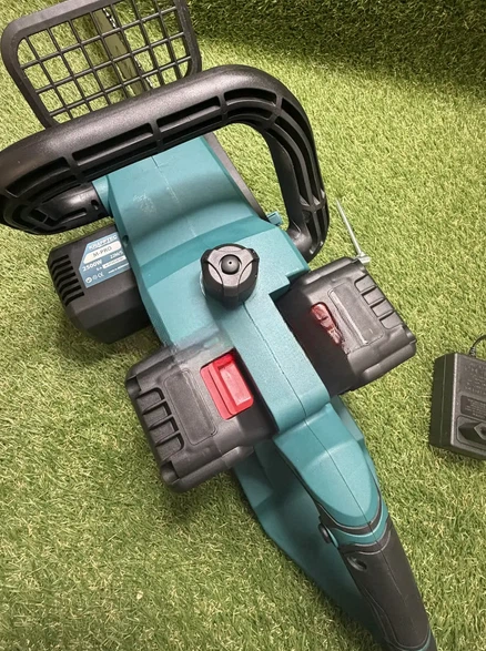 Акумуляторна ланцюгова пила Krafftec Germany PRO CS-4002 48V 6Ah 40 см безщіткова пила для обрізки дерев і рубки гілок з двома акумуляторами та зарядним пристроєм - Фото 8 Акумуляторна ланцюгова пила Krafftec Germany PRO CS-4002 48V 6Ah 40 см безщіткова пила для обрізки дерев і рубки гілок з двома акумуляторами та зарядним пристроєм - зображення 8