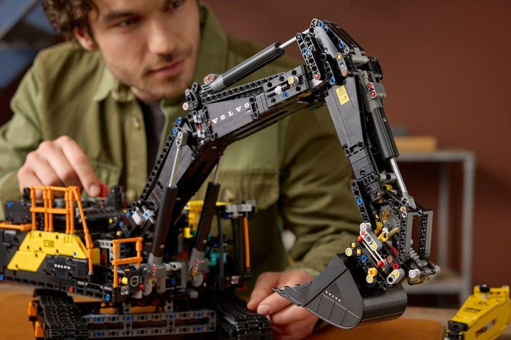 Конструктор Technic Volvo EC500 Hybrid 2359 деталей у стилі LEGO, гусеничний екскаватор, будівельна техніка - зображення 8