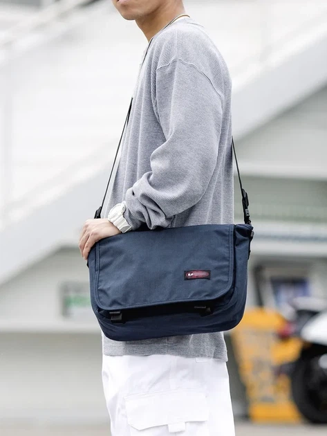 Сумка через плече EastPak Delegate 008 Black 20L в синем цвете. - Фото 2 Сумка через плече EastPak Delegate 008 Black 20L в синем цвете. - изображение 2