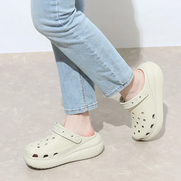 Сабо крокси шльопанці жіночі Crocs Classic Crush Clog розмір EUR 42-43, US M9W11,27 см Bone Слонова кістка - Фото 3 Сабо крокси шльопанці жіночі Crocs Classic Crush Clog розмір EUR 42-43, US M9W11,27 см Bone Слонова кістка - изображение 3