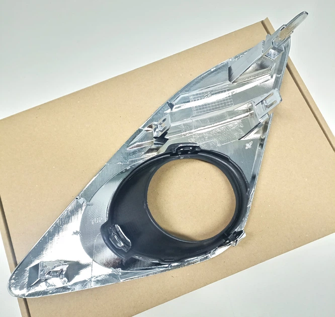 Накладка противотуманной фары Toyota Camry 50 (XV50) USA (2011–2014), цвет хром с черным кантом Правая - изображение 4