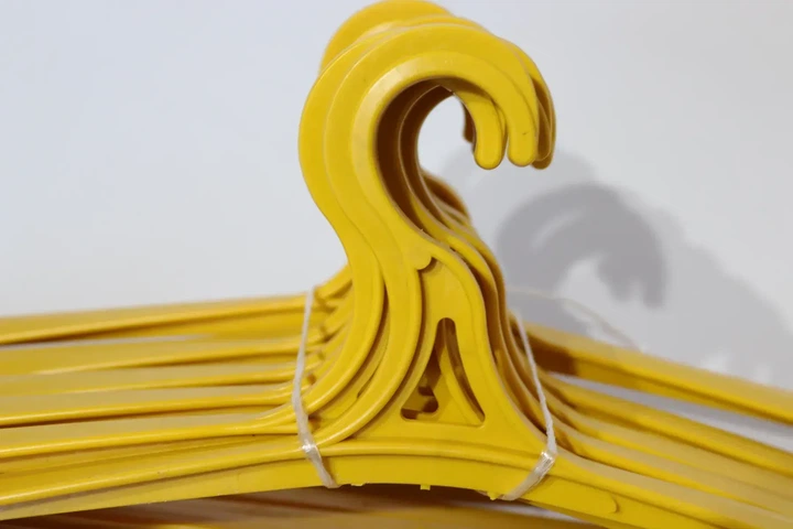 Набор вешалок пластикових для одягу 10 шт/уп желтый (8695yellow) - Фото 3 Набор вешалок пластикових для одягу 10 шт/уп желтый (8695yellow) - изображение 3