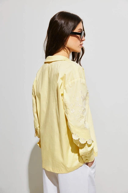Жіноча сорочка з ніжною вишивкою RicaMare M-L Світло-жовтий (RM4208-25DS---570) - Фото 2 Жіноча сорочка з ніжною вишивкою RicaMare M-L Світло-жовтий (RM4208-25DS---570) - изображение 2
