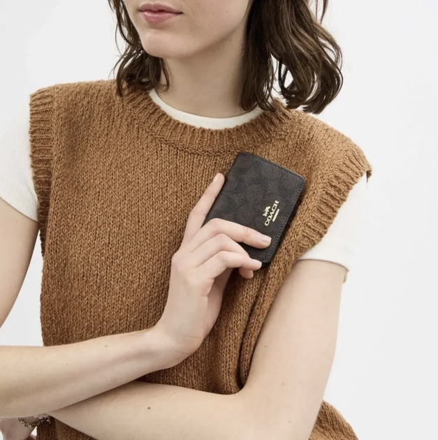 Сумка-гаманець Coach Mini Wallet on a Chain Signature Canvas - Фото 2 Сумка-гаманець Coach Mini Wallet on a Chain Signature Canvas - зображення 2