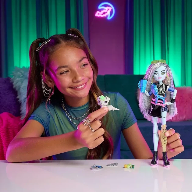 Кукла Monster High Doll, Frankie Stein Фрэнки Штайн в укороченном свитере и черной юбке JHK31 - изображение 2