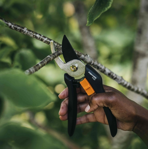 Площинний секатор Fiskars Solid ™ P121 (1057160) - изображение 2