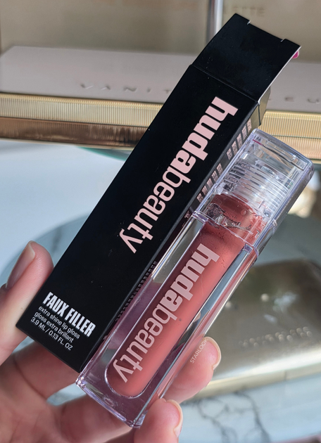 Блеск-филлер Huda Beauty Faux Filler Extra Shine Lip Gloss Foxy 3.9 мл - Фото 10 Блеск-филлер Huda Beauty Faux Filler Extra Shine Lip Gloss Foxy 3.9 мл - изображение 10