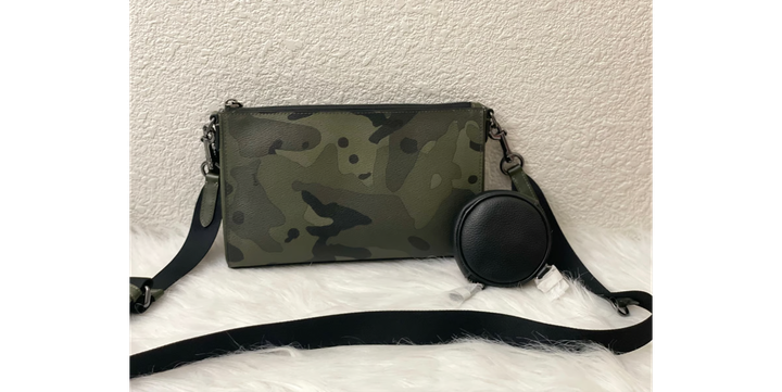 Сумка COACH Holden Crossbody With Camo Print C9972 Мужская кожаная сумочка с камуфляжным принтом 25см x 15см x 4.5см - Фото 4 Сумка COACH Holden Crossbody With Camo Print C9972 Мужская кожаная сумочка с камуфляжным принтом 25см x 15см x 4.5см - изображение 4