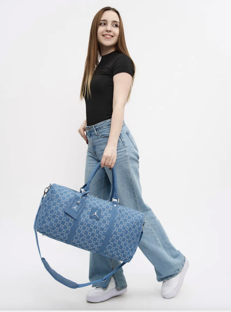 Спортивная сумка через плечо Jordan Duffle Monogram в джинсовом цвете. - Фото 2 Спортивная сумка через плечо Jordan Duffle Monogram в джинсовом цвете. - изображение 2
