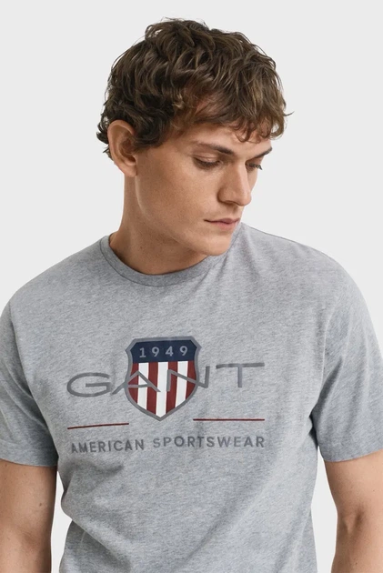 Чоловіча сіра футболка REG ARCHIVE SHIELD SS T-SHIRT Gant M 2003199 - Фото 2 Чоловіча сіра футболка REG ARCHIVE SHIELD SS T-SHIRT Gant M 2003199 - изображение 2