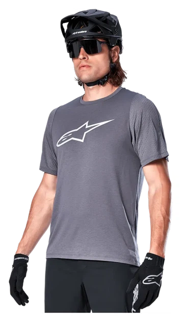 Джерсі Alpinestars A-DURA DRI ASTAR SS JERSEY DARK GRAY, XXL (SPT_1763124-93-XXL) - Фото 1 Джерсі Alpinestars A-DURA DRI ASTAR SS JERSEY DARK GRAY, XXL (SPT_1763124-93-XXL) - изображение 1