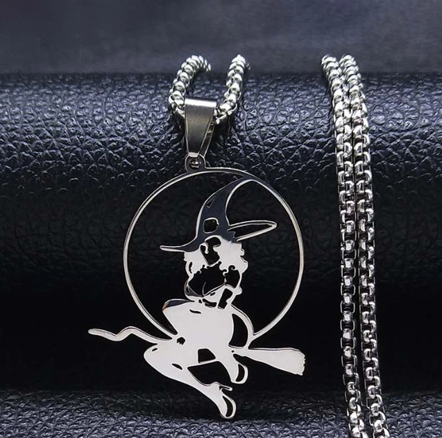 Талісман Відьма на мітлі у колі білий метал з ланцюжком 60см. - Фото 1 Талісман Відьма на мітлі у колі білий метал з ланцюжком 60см. - зображення 1