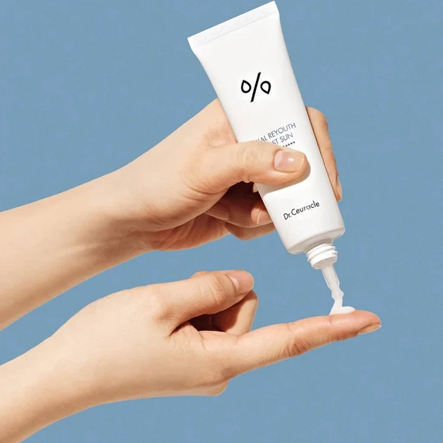 Сонцезахисний крем для обличчя DR.CEURACLE Hyal Reyouth Moist Sun SPF50+ PA++++ 50 мл для зволоження та захисту шкіри - изображение 4