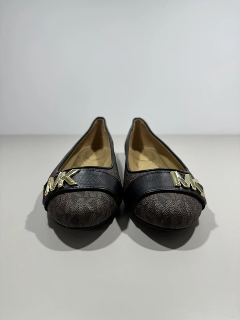 Жіночі балетки Michael Kors Jilly Ballet Flat на низькому каблучку класичні елегантні з монограмою коричневі 36 - Фото 4 Жіночі балетки Michael Kors Jilly Ballet Flat на низькому каблучку класичні елегантні з монограмою коричневі 36 - изображение 4
