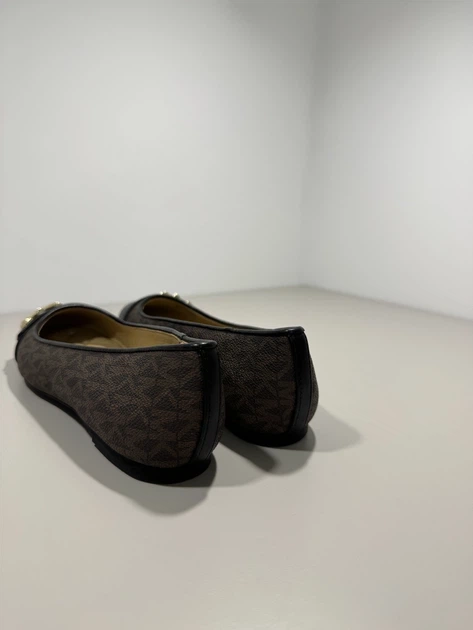 Жіночі балетки Michael Kors Jilly Ballet Flat на низькому каблучку класичні елегантні з монограмою коричневі 36 - Фото 6 Жіночі балетки Michael Kors Jilly Ballet Flat на низькому каблучку класичні елегантні з монограмою коричневі 36 - изображение 6