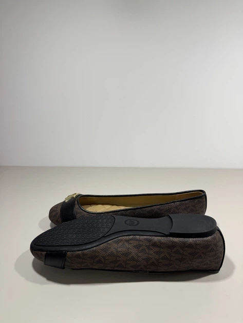 Жіночі балетки Michael Kors Jilly Ballet Flat на низькому каблучку класичні елегантні з монограмою коричневі 36 - Фото 7 Жіночі балетки Michael Kors Jilly Ballet Flat на низькому каблучку класичні елегантні з монограмою коричневі 36 - изображение 7