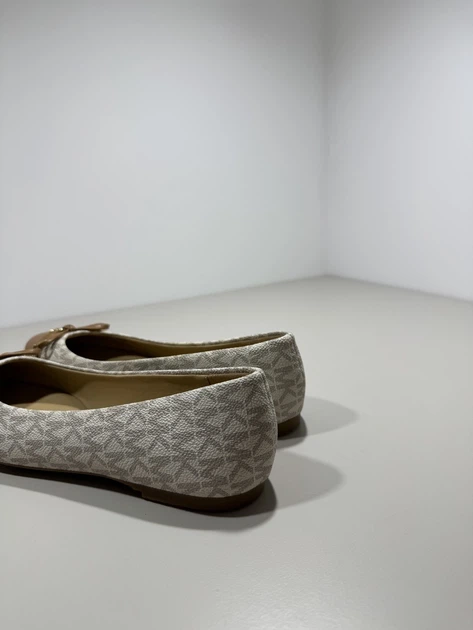 Жіночі балетки Michael Kors з заокругленим носиком та плоскою підошвою класичні елегантні стильні бежевий з коричневим 36.5 - изображение 6