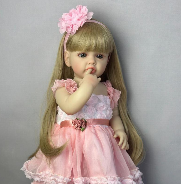 Лялька реборн Reborn Baby Doll Bella у рожевій сукні 55 см, вінілова, з волоссям та аксесуарами, можна купати (RB051) - изображение 2