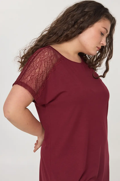 Ночная рубашка женская из модала Ellen Meryl LDM 120/21/02 бордовая с кружевом короткий рукав 3XL - Фото 2 Ночная рубашка женская из модала Ellen Meryl LDM 120/21/02 бордовая с кружевом короткий рукав 3XL - изображение 2