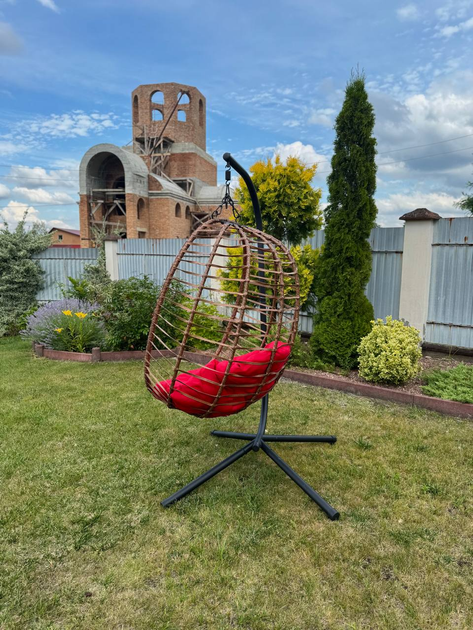 Підвісне садове крісло гойдалка (кокон / гніздо) SAN VITO з м'якою червоною подушкою, Коричневий - Фото 2 Підвісне садове крісло гойдалка (кокон / гніздо) SAN VITO з м'якою червоною подушкою, Коричневий - изображение 2