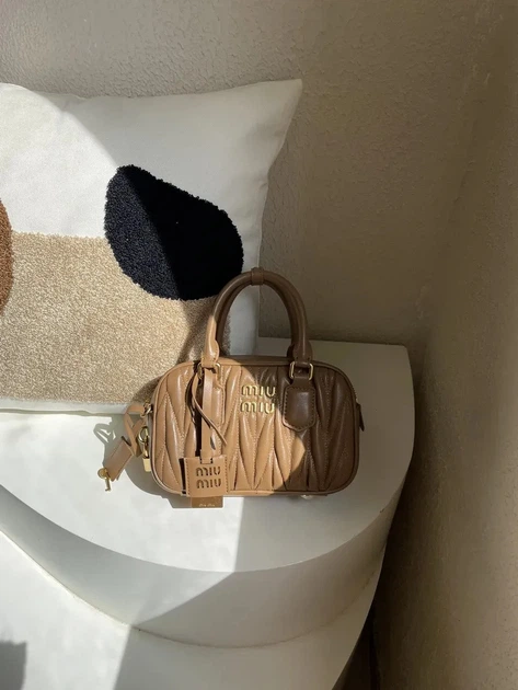 Жіноча сумка крос-боді Miu miu 2310 (19×13×6) бежева - зображення 2