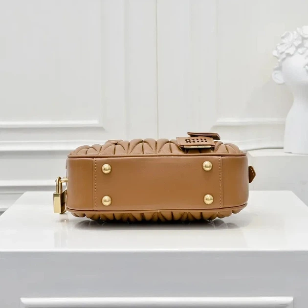 Женская сумка кросс-боди Miu miu 2310 (19×13×6) коричневая - Фото 3 Женская сумка кросс-боди Miu miu 2310 (19×13×6) коричневая - изображение 3