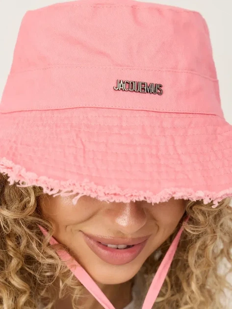 Панама Jacquemus нежно-розового цвета на объем головы 54-58 см, повседневная розовая панама с шейным шнурком - Фото 3 Панама Jacquemus нежно-розового цвета на объем головы 54-58 см, повседневная розовая панама с шейным шнурком - изображение 3