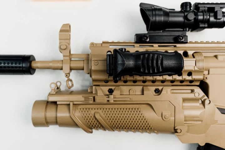 Игрушечный гель-бластер автомат Орбиган HK416D на орбизах с подствольником, бежевый, с прицелом, для детей, с очками и 2500 орбизов - Фото 3 Игрушечный гель-бластер автомат Орбиган HK416D на орбизах с подствольником, бежевый, с прицелом, для детей, с очками и 2500 орбизов - изображение 3