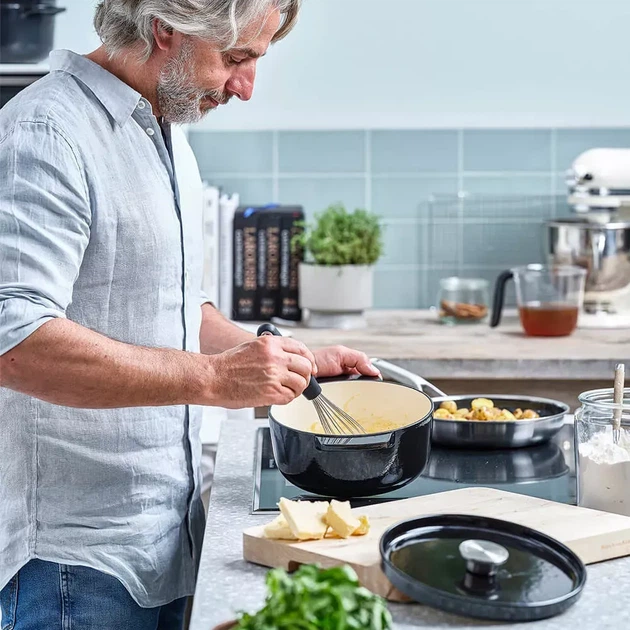 Каструля чавунна з кришкою KitchenAid 22 см 3,3 л чорна (CC006058-001) - Фото 6 Каструля чавунна з кришкою KitchenAid 22 см 3,3 л чорна (CC006058-001) - зображення 6