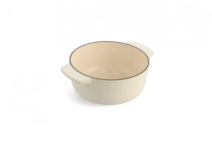 Каструля чавунна з кришкою KitchenAid 26 см 5,2 л колір мигдальний крем (CC006059-001) - Фото 5 Каструля чавунна з кришкою KitchenAid 26 см 5,2 л колір мигдальний крем (CC006059-001) - зображення 5