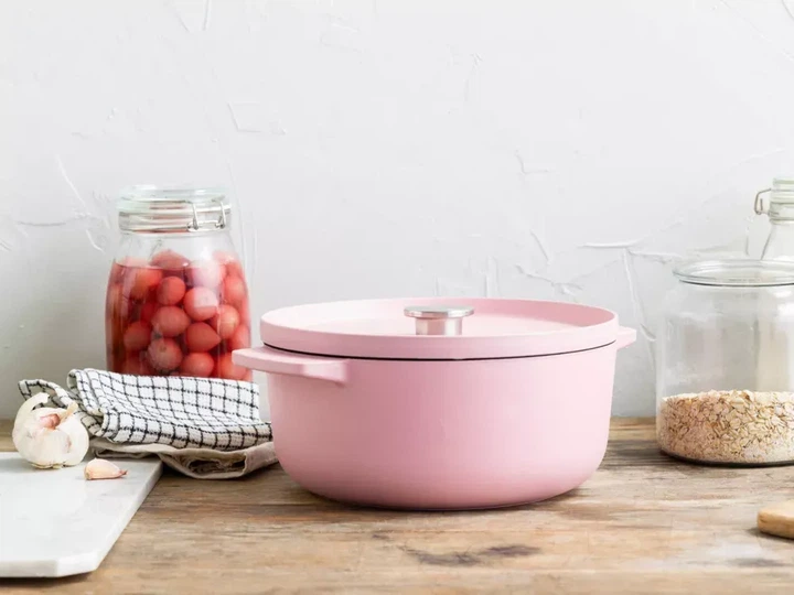 Каструля чавунна з кришкою KitchenAid 22 см 3,3 л колір суха троянда (CC007430-001) - зображення 3