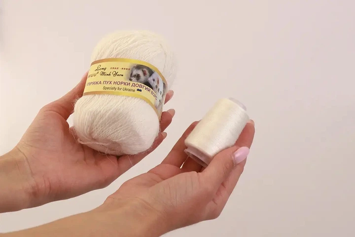 Пряжа з Норки, Молочний №801, 50 г/350 м, з додатковою ниткою для в'язання - Фото 2 Пряжа з Норки, Молочний №801, 50 г/350 м, з додатковою ниткою для в'язання - зображення 2