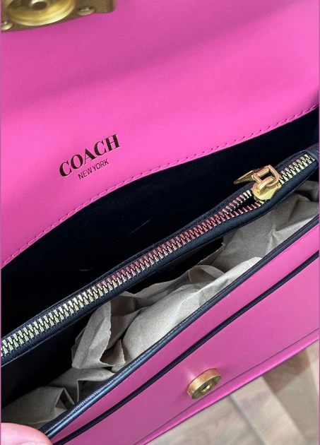 Женская сумка Coach 6938 кросс-боди темно розовая - Фото 4 Женская сумка Coach 6938 кросс-боди темно розовая - изображение 4