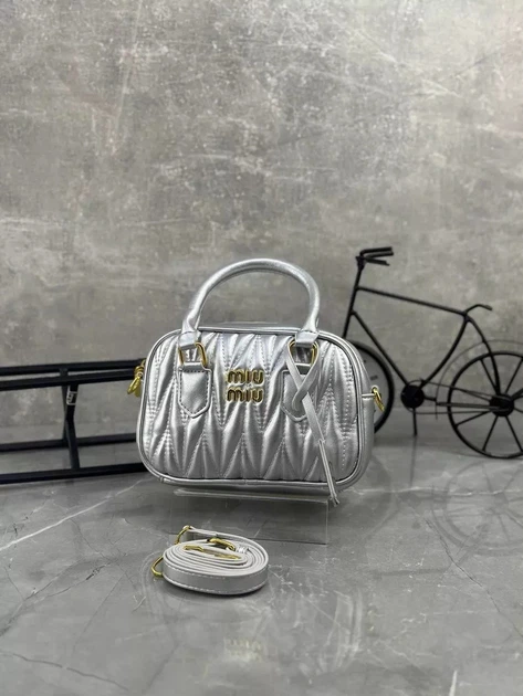 Жіноча сумка крос-боді Miu miu 18119 срібляста - Фото 8 Жіноча сумка крос-боді Miu miu 18119 срібляста - зображення 8